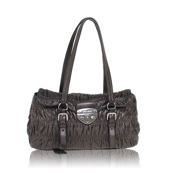 PRADA ショルダーバッグ 30 x16 x9cm(幅 x 高さ x マチ)