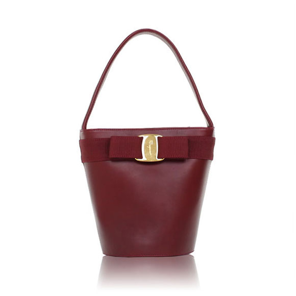 FERRAGAMO ヴァラ 13 x18 x13cm(幅 x 高さ x マチ)