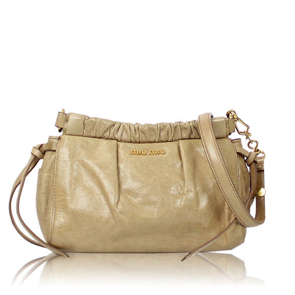 Miu Miu ショルダーバッグ 20 x15 x8cm(幅 x 高さ x マチ)