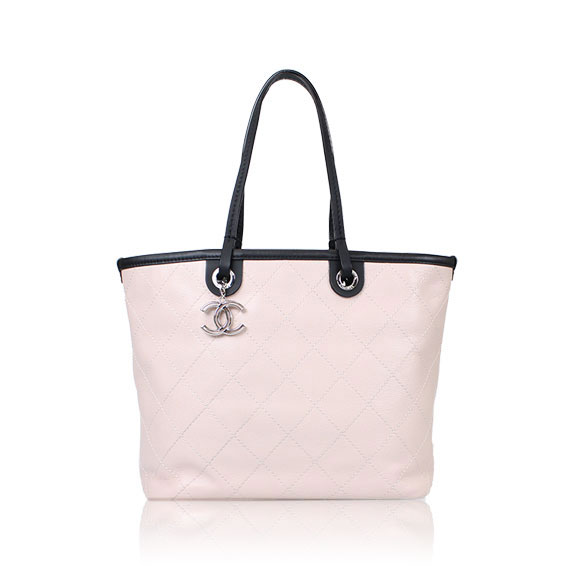 CHANEL オンザロード 33 x28 x14cm(幅 x 高さ x マチ)