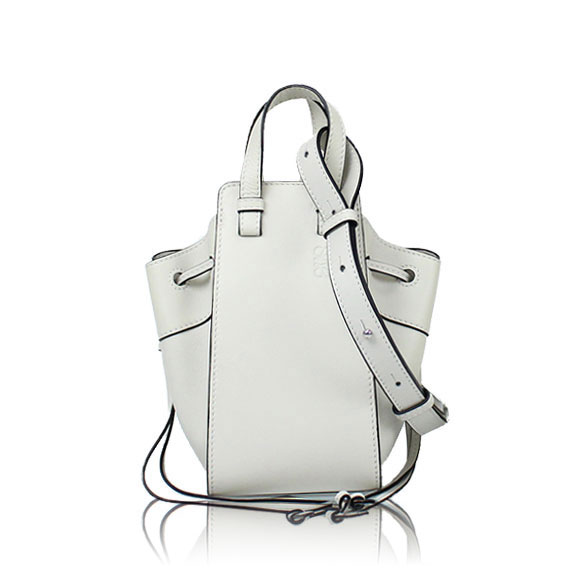 LOEWE ハンモックドローストリングミニ 15&nbsp;x19&nbsp;x10cm(幅&nbsp;x 高さ&nbsp;x マチ)