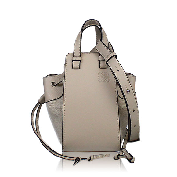 LOEWE ハンモックドローストリングミニ 15&nbsp;x19&nbsp;x10cm(幅&nbsp;x 高さ&nbsp;x マチ)