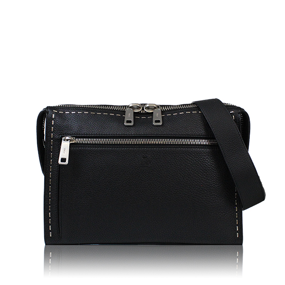 FENDI セレリアメッセンジャーバッグ 32 x23 x5cm(幅 x 高さ x マチ)