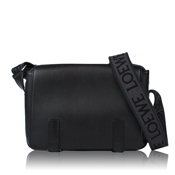 LOEWE ミリタリーメッセンジャーバッグXS 23&nbsp;x17&nbsp;x8cm(幅&nbsp;x 高さ&nbsp;x マチ)
