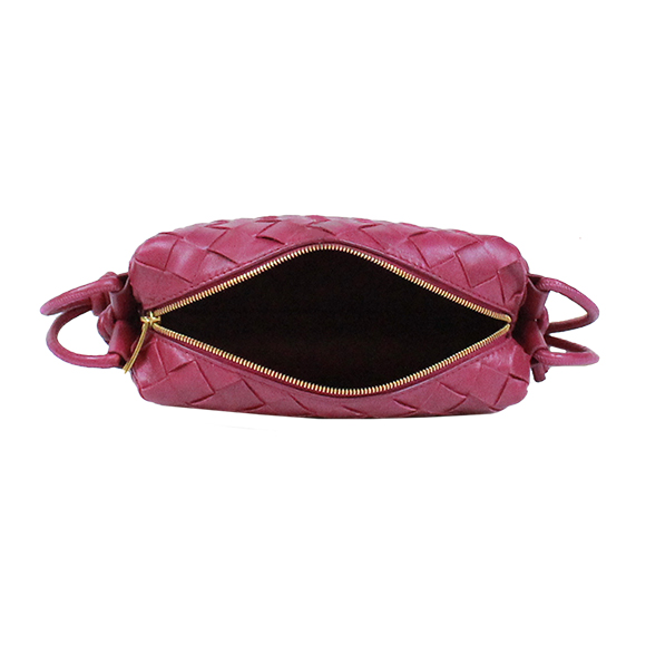 BOTTEGA VENETA（ボッテガ・ヴェネタ）ミニループカメラバッグ