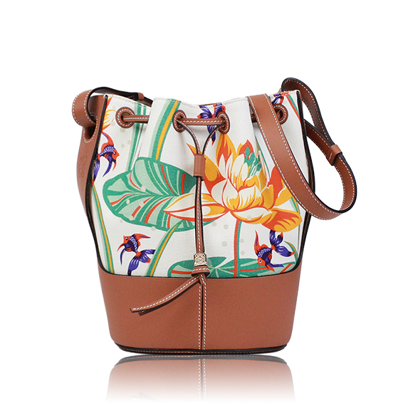 LOEWE（ロエベ）バルーンバッグスモール | Outfit Of The Day | 【公式 