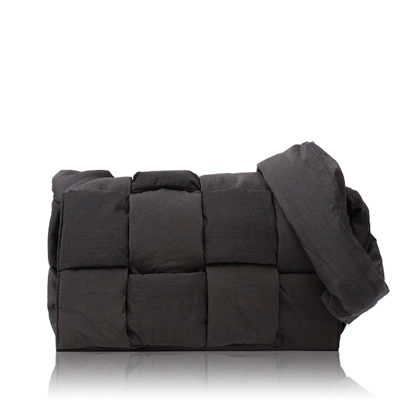 BOTTEGA VENETA パデッドテックカセット 29 x15 x8cm(幅 x 高さ x マチ)