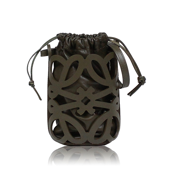 LOEWE アナグラムカットアウトポケット 