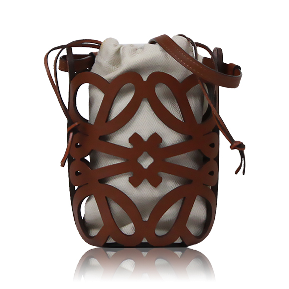 LOEWE アナグラムカットアウトポケット 10 x20 x8cm(幅 x 高さ x マチ)