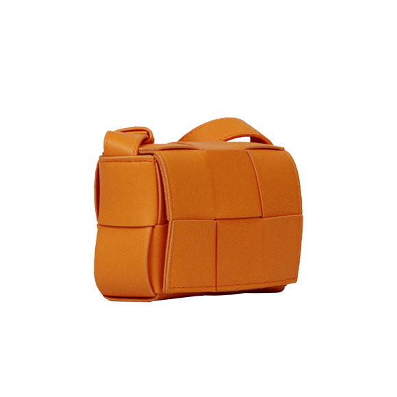 【海外限定】 BOTTEGA VENETA（ボッテガ・ヴェネタ）カセット | Outfit Of The バッグ