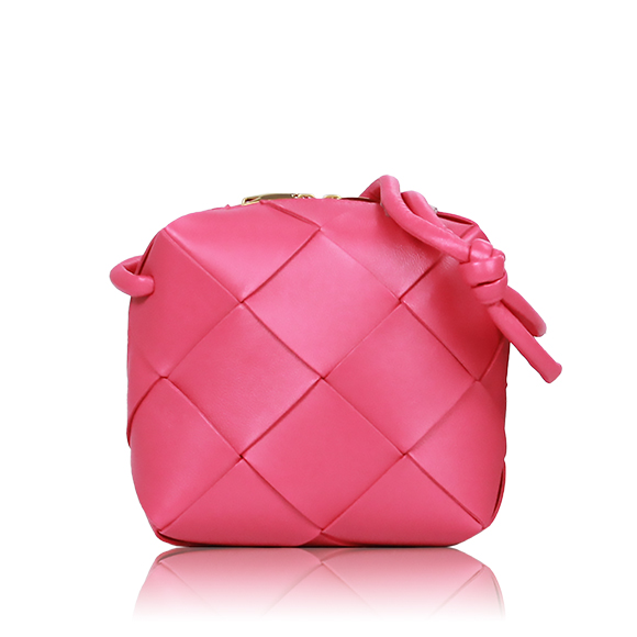 BOTTEGA VENETA ミニカセットカメラバッグ 15 x14 x7cm(幅 x 高さ x マチ)