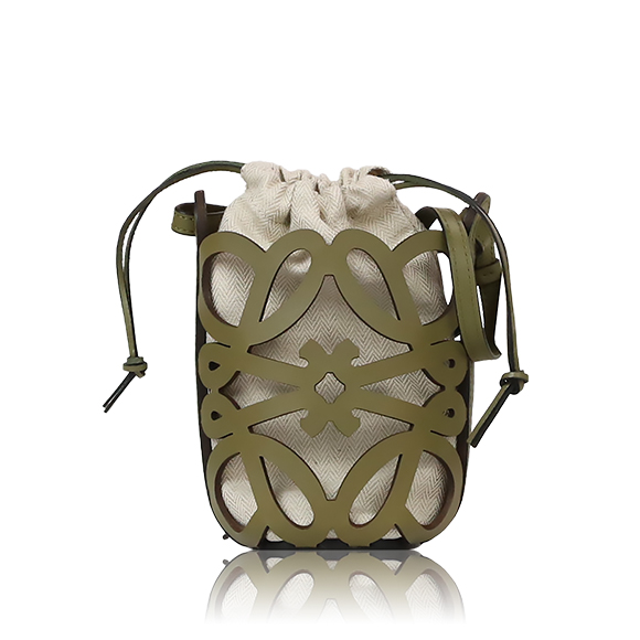 LOEWE アナグラムカットアウトポケット 10&nbsp;x20&nbsp;x8cm(幅&nbsp;x 高さ&nbsp;x マチ)