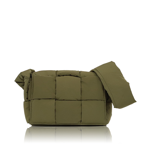 BOTTEGA VENETA パデッドテックカセット 23&nbsp;x15&nbsp;x7cm(幅&nbsp;x 高さ&nbsp;x マチ)