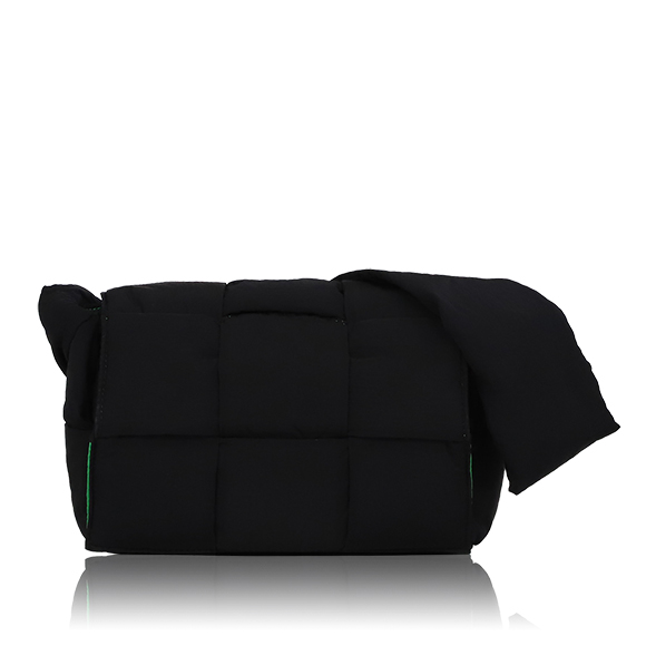 BOTTEGA VENETA パデッドテックカセット 23&nbsp;x15&nbsp;x8cm(幅&nbsp;x 高さ&nbsp;x マチ)