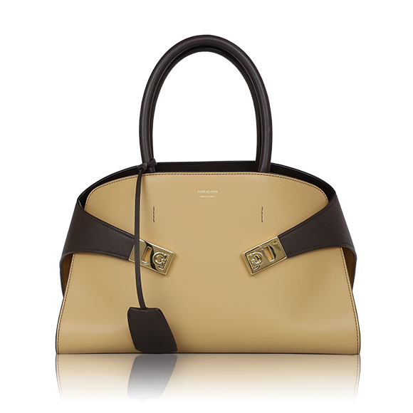 FERRAGAMO ハグM 32&nbsp;x21&nbsp;x18cm(幅&nbsp;x 高さ&nbsp;x マチ)