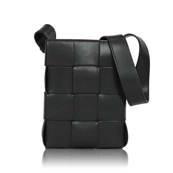 BOTTEGA VENETA カセットショルダーバッグ 13&nbsp;x18&nbsp;x5cm(幅&nbsp;x 高さ&nbsp;x マチ)