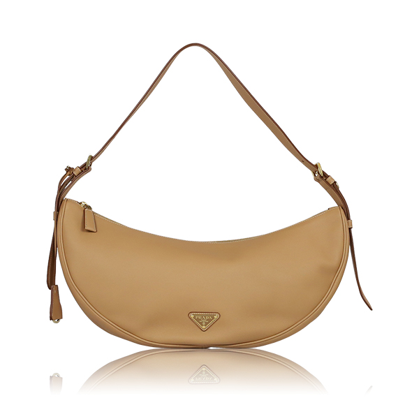 PRADA デミルーンレザーショルダーバッグ 41&nbsp;x19&nbsp;x8cm(幅&nbsp;x 高さ&nbsp;x マチ)