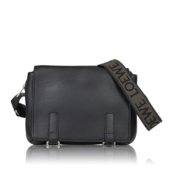 LOEWE ミリタリーメッセンジャーバッグXS 22&nbsp;x17&nbsp;x9cm(幅&nbsp;x 高さ&nbsp;x マチ)