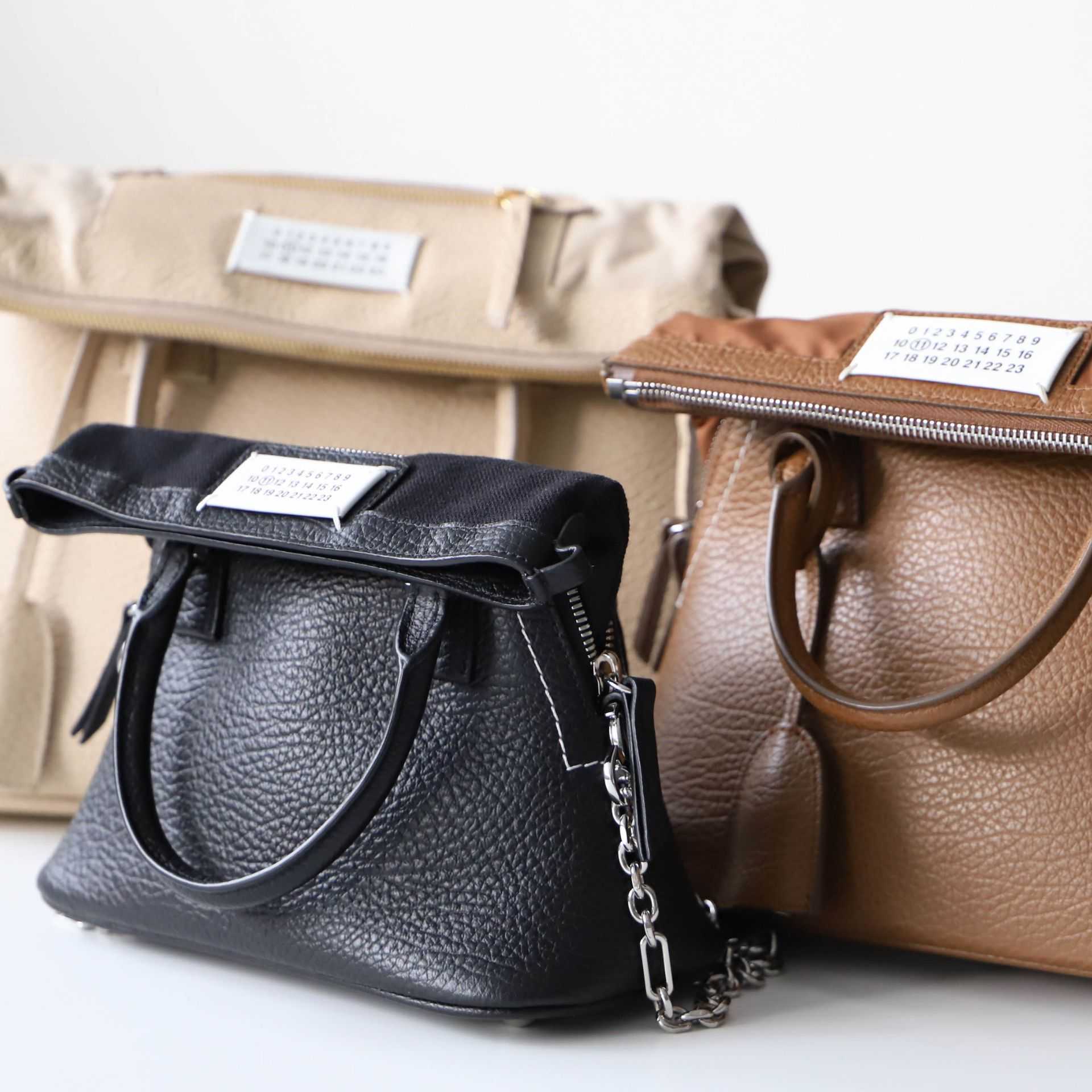 【冬バッグ特集】メゾン マルジェラ「5AC」サイズ比較|マイクロ・ミニ・ミディアム、12月コーデに映える“名品”の選び方