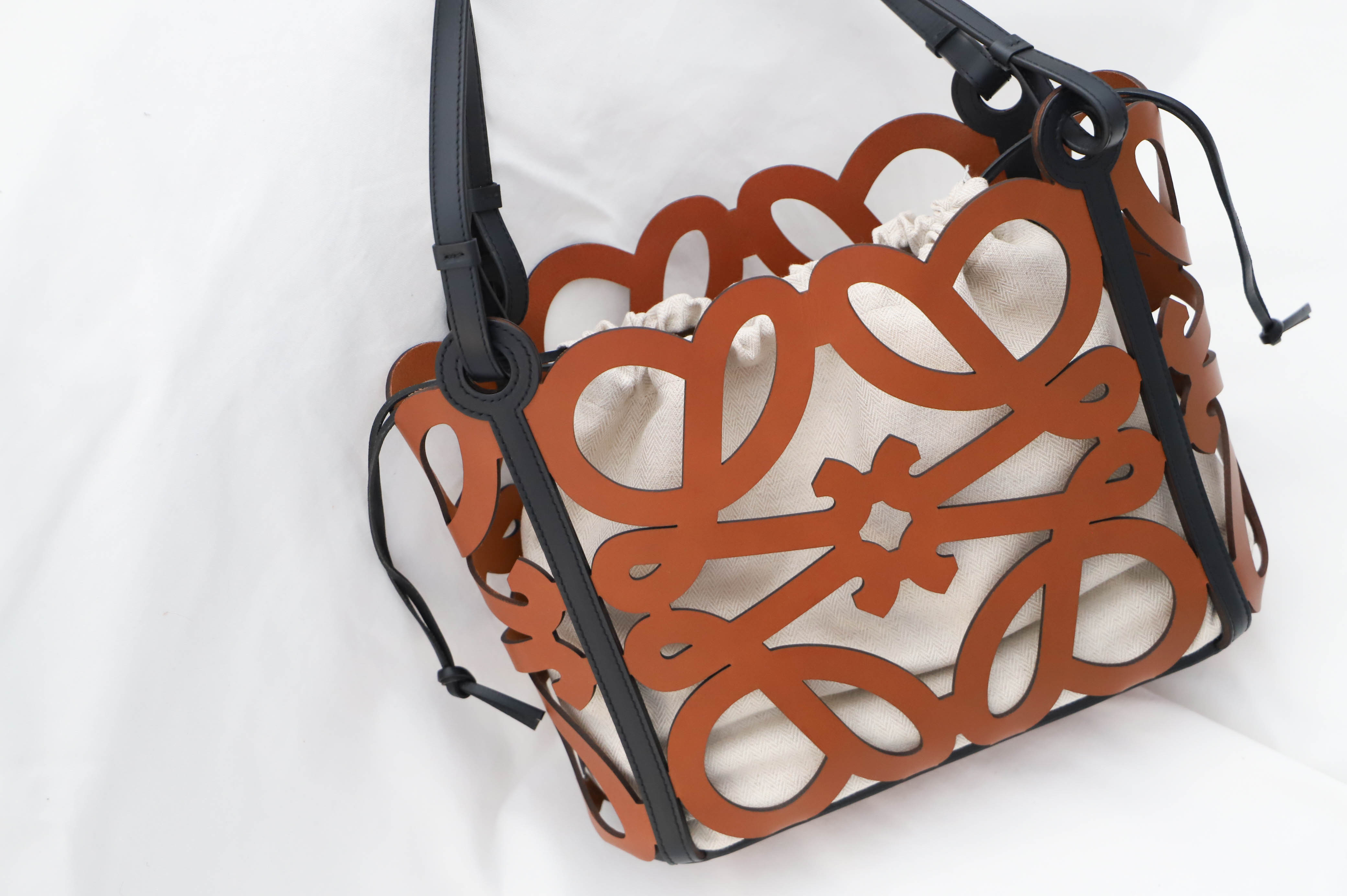 保存版】ロエベ「アナグラムカットアウト」夏におすすめ！選び方と人気